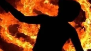 शादी से किया इंकार, सो रही युवती पर पेट्रोल डालकर लगाया आग